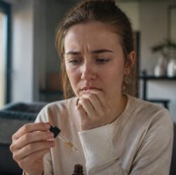 découvrez comment le cbd peut vous aider à mieux gérer les crises de panique et réduire votre stress au quotidien grâce à ses propriétés apaisantes.