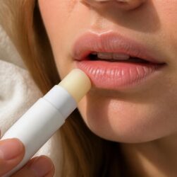 découvrez comment le baume lèvres au cbd hydrate et protège vos lèvres pour une douceur naturelle et un confort longue durée.